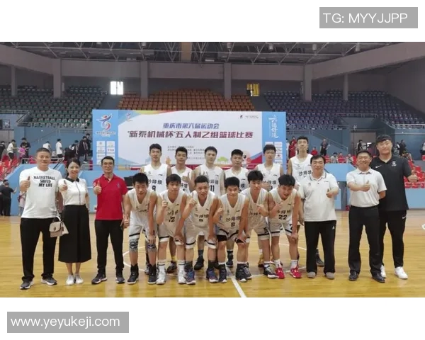 重庆篮球队心理素质引发热议球迷对球队表现的不同看法与争论